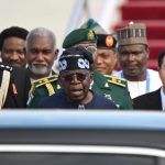 Rodrigo Paz asume como presidente en Bolivia y devuelve la Biblia al Congreso.