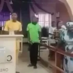 Le impiden a doctor predicar en el hospital, y terminó evangelizando a cientos en la calle: “Jesús es el Médico de médicos”