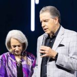 Escritor Philip Yancey admite relación extramarital y se retira del ministerio