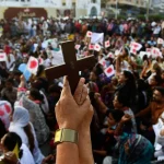 Pastor es agredido por una turba hindú y obligado a comer estiércol por predicar el Evangelio