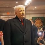 Un hombre pinta sobre un cartel que dice “Jesús no es Dios”, y lo transforma  en “Jesús es Dios”.