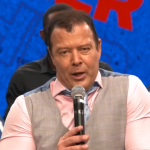 Cantante urbano Wisin se bautiza en el río Jordán junto a su esposa