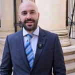 Empleado cristiano devuelve casi 10.000 dólares encontrados en un restaurante.