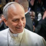 Empleado cristiano devuelve casi 10.000 dólares encontrados en un restaurante.